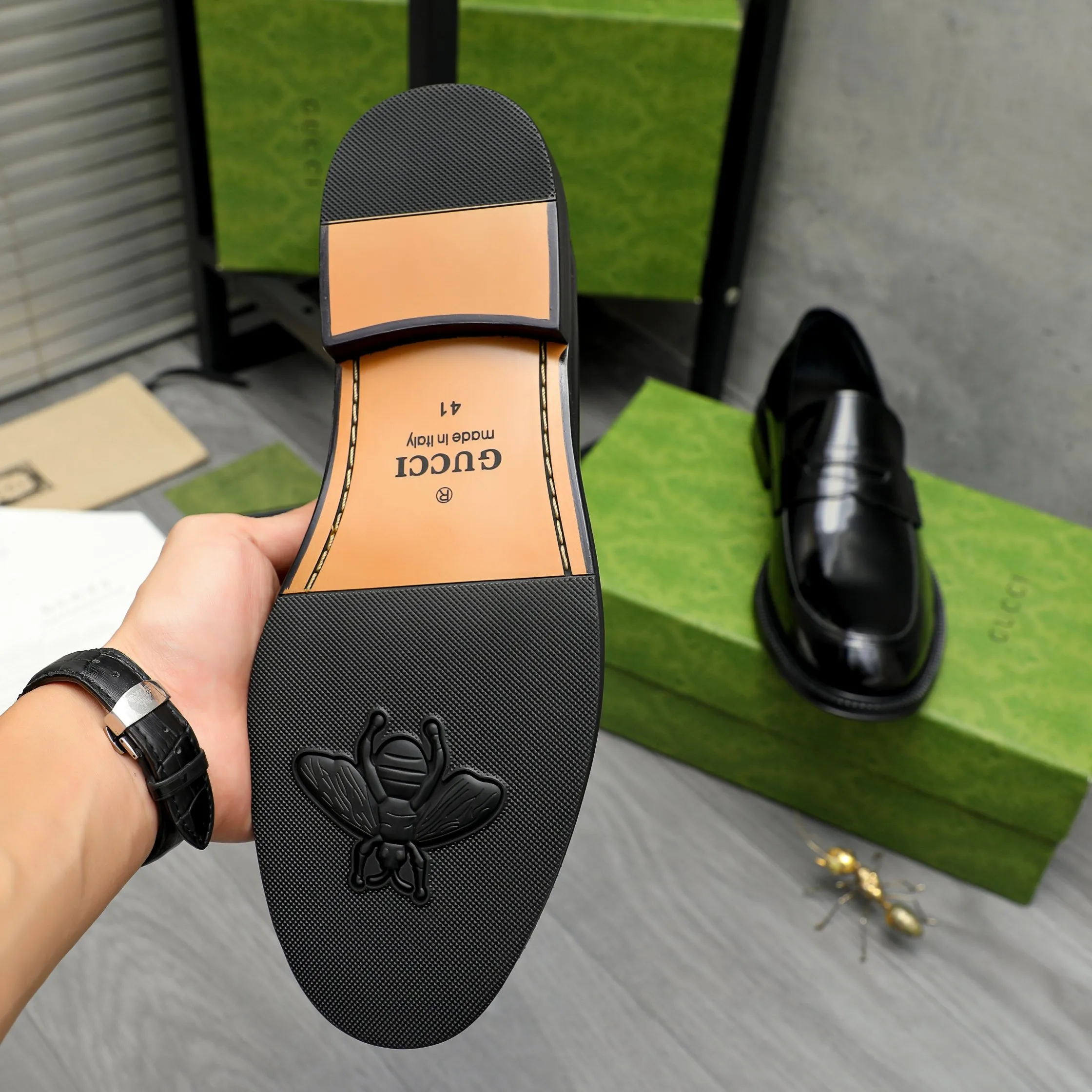 Men's shoes 💰500 Product trademark: GUCCI "Gucci" business slip-on leather shoes Regular size: 38-44 (45.46 custom-made, non-returnable) Product materials: Selected lacquered cowhide upper, cowhide lining, original rubber outsole